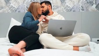 Genç (18+) Jenny Lux, Bakire Adam Tarafından Baştan Çıkarılıyor Ve Sikişiyor