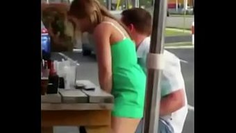 Bir Çiftin Halka Açık Tuvalette Tutkulu Sevişmesi Kameraya Yakalandı.
