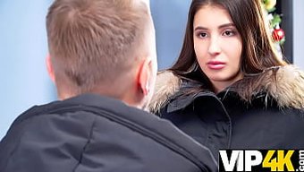 Azgın Bir Borç Tahsildarı Ile Sert Seks, Beklenmedik Bir Tutkuya Yol Açıyor