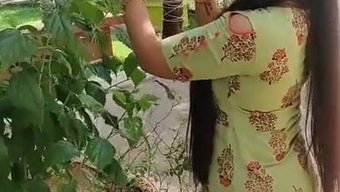 Seksi Bir Fahişe Vücudu Ve Büyük Bir Poposu Olan Asyalı Karısı