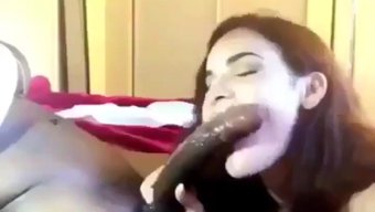 Doğal Büyük Memeli Ve Islak Amı Olan Bir Latin Porno Yıldızı, Büyük Siyah Bir Sik Emiyor.