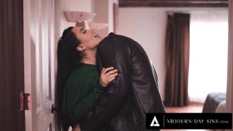 Gabriella Paltrova, Eski Sevgilisinin En Iyi Arkadaşının Yardımıyla Rahatlıyor