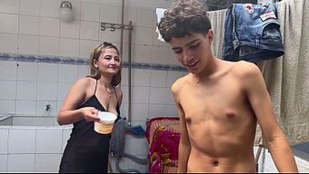 Üvey Annem Banyo Yapmama Yardım Etti Ama Kıskanç Üvey Kız Kardeşim Beni Çırılçıplak Bıraktı.