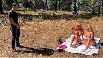 Ateşli, Bronz Tenli Iki Milf, Kocaman Memeleriyle Adamı Baştan Çıkarıp Hardcore Üçlüye Sürüklüyor.