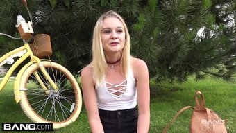 Kenzie Kai'Nin Minyon Göğüsleri Ve Cinsel Ilişkilerini Açık Havada Gösterisi