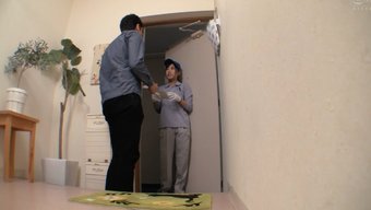 Mavi Yakalı Güzellik, Müteahhitine Duygusal Bir El Işi Ve Sakso Çekiyor