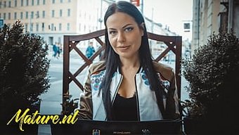 Azgın Milf, Kendini Tatmin Etmek Için Seks Oyuncağı Ve Halka Açık Mastürbasyon Kullanıyor