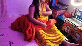 Desi Bhabhi, Sıcak Bir Kamera Şovu Sırasında Meme Uçlarını Sergiliyor