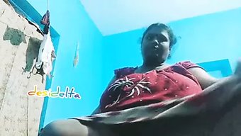 Desi Olgun Teyze Solo Bir Video Içinde Soyunuyor Ve Mastürbasyon Yapıyor