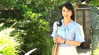 Asyalı Karısı Mastürbasyon Fantezisini Gerçekleştiriyor