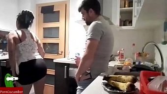 Mutfak Seksimiz Var Ve Sana Yüzüne Boşalıyorum. Mastürbasyon Ve Penis Oyunu Da Var