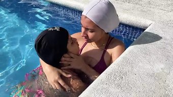 Hintli Milf Ve Ben Havuz Kenarında Ön Sevişme Yaptık, Sonra Banyoda Seks Yaptık