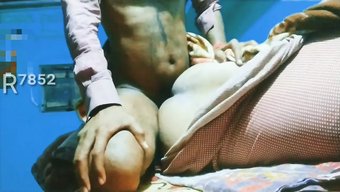 Büyük Kalçalı Hintli Karı, Kocasıyla Yeni Bir Tarzda Anal Seksin Tadını Çıkarıyor