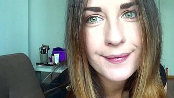 Camilla Moon'Un Tutkulu Dudakları Yakından Görünüyor