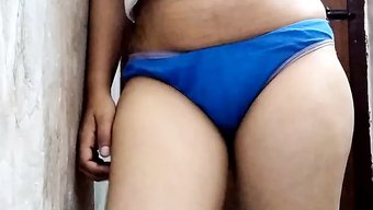 Olgun Ve Genç Çift Ev Yapımı Porno Filmlerle Kendilerini Şımartıyorlar