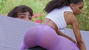 Latin Milf, Genç Komşusu Tarafından Şöhret Deliğinde Antrenman Yaparken Yakalanıyor