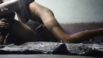 Çarpıcı Bir Hint Hizmetçisinin Sıcak Bir Videoda Sikişini Izleyin