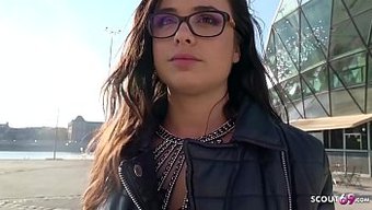 Nakit Sıkıntısı Çeken Üniversite Kızı Mira, Ilk Kez Anal Zevki Keşfediyor
