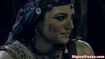 Iki Dolgun Göğüslü Bebek, Kıllı Bir Adamla Yakın Çekim Üçlüde