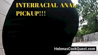Helena Price, Teşhirci Karısı Sapphire Ile Irklararası Anal Buluşma Sunar. Kocası, Büyük Siyah Bir Sikin Anal Olarak Alınmasını Dinler.