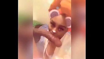 Milf, Penis Üzerinde Oral Seks Yapıyor Ve Sürüş Yapıyor