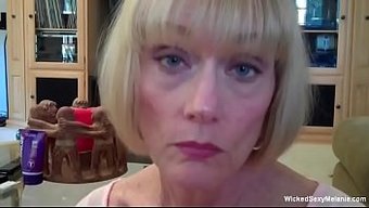 Milf Anne Ve Üvey Anne, Bir Cuckold Ile Üçlü Yapıyorlar