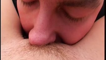 Olgun Alman Kadın Büyük Dildo Ve Adamla Anal Seksin Tadını Çıkarıyor