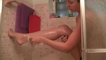 Hotwife Helena Price, Kocasıyla Duşta Yaramaz Oluyor