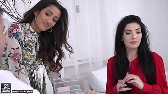 Mia Evans Ve Darcia Lee, Patronlarının Büyük Yarrağını Iç Çamaşırlarıyla Yalıyor Ve Beceriyorlar