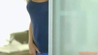 Çekici Bir Trans Kadın, Çarpıcı Partneriyle Oral Seks Ve Korunmasız Ilişkiye Giriyor.