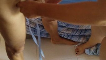 Ev Yapımı Bdsm Videosunda Bir Penis Kırbaçlama Ve Bağlama