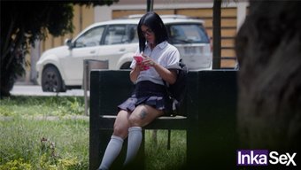 Genç Latin Okul Kızı, Cinsel Bir Deneyim Için Bir Yabancının Evine Ziyarette Bulunuyor.