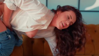 Üvey Anne Luna Roulette, Ev Yapımı Bir Porno Videoda Sert Ve Yüzüne Boşalma Muamelesi Yapıyor.