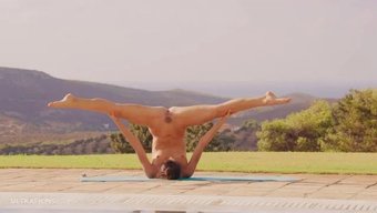 Güzel Kadın Alissa Foxy, Dışarıda Harika Bir Şekilde Yoga Yapıyor.