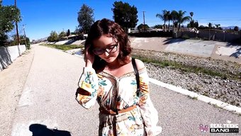 Amerikalı Genç Leana Lovings, Sakso Çekiyor Ve Cowgirl Pozisyonunda Beceriliyor