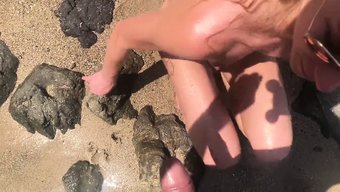 Karısı Plajda Mastürbasyon Yapmaktan Ve Işemekten Keyif Alıyor