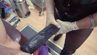 Vajina Ve Anüsü Devasa Strapon Ve Yumruklar Tarafından Yok Ediliyor