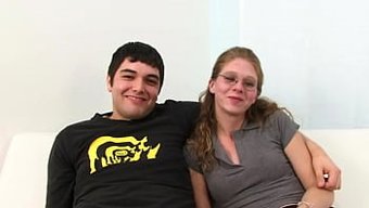 Irklararası Çift, Ev Yapımı Cuckold Videosunda Büyük Siyah Yarrağın Tadını Çıkarıyor