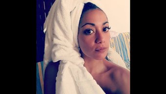 Dolgun Esmer Milf, Şehvetli Dudaklarıyla Yaramaz Oluyor