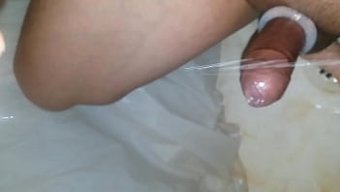 Genç Kız Büyük Yarrağı Ve Seks Oyuncağını Sıcak Bir Videoda Keyifle Kullanıyor