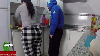 Horoz Aç Susuz Fahişeler, Sıcak Ve Azgın Bir Üçlüde Horozunu Emiyor Ve Yalıyorlar