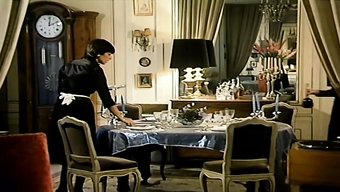 Arkadaşlar Klasik Fransız Retro Videosunda Özel Alanlarını Paylaşıyorlar