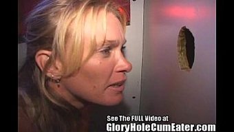 Karısı Gloryhole'Da Sikişiyor Ve Her Damlasını Yutuyor