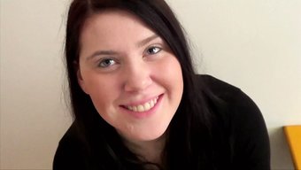 Esmer Genç Kızın Sert Sikiş Videosunda Götü Sikiliyor