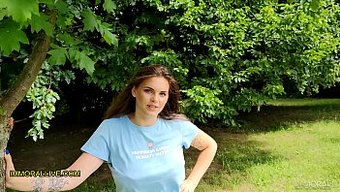 Göğüslü Genç Taylee Wood, Iki Büyük Yarrağıyla Sıcak Bir Üçlüden Zevk Alıyor