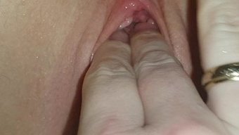 Büyük Doğal Göğüslü Milf Kendini Tatmin Ediyor
