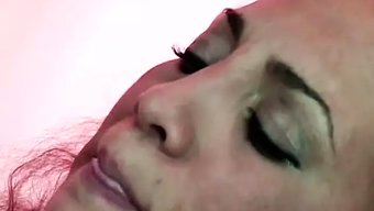 Amerikalı Milf, Irklararası Seks Öncesi Bir Oral Seks Yapıyor