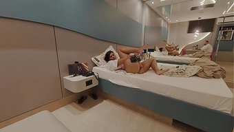 Adam, Kız Arkadaşının Islak Amını Ve Götünü Mastürbasyonla Okşuyor.
