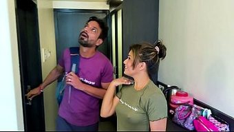 Kadın, Desi Otelde Takılırken Sevgilisini Kocasından Saklıyor.