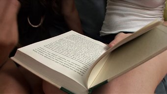 Asyalı Kızın Üzerine Oturan Esmer Bebek, Onu Parmaklayarak Orgazm Oluyor
